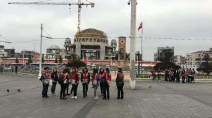 Taksim Meydanı&rsquo;nda Polis Kuş U&ccedil;urtmuyor