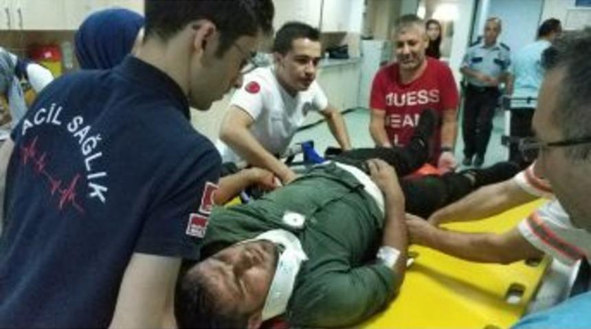 Kaza Yapacak Korkusuyla Seyir Halindeki Kamyondan Atladılar: 2 Yaralı