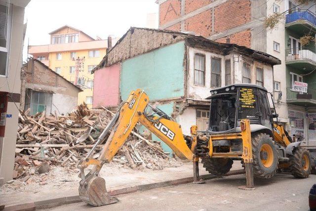 Tehlike Arz Eden Metruk Binaların Yüzde 80’inin Yıkımı Gerçekleştirildi