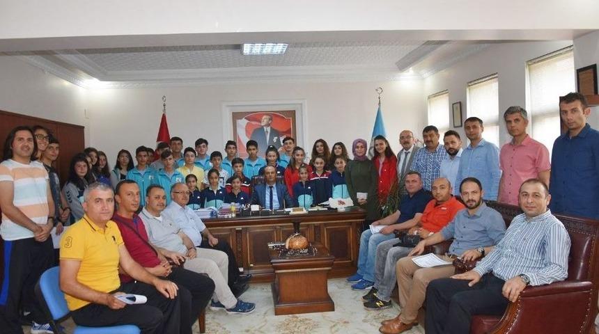 T&uuml;rkiye Derecesi Yapan &Ouml;ğrenciler &Ouml;d&uuml;llendirildi