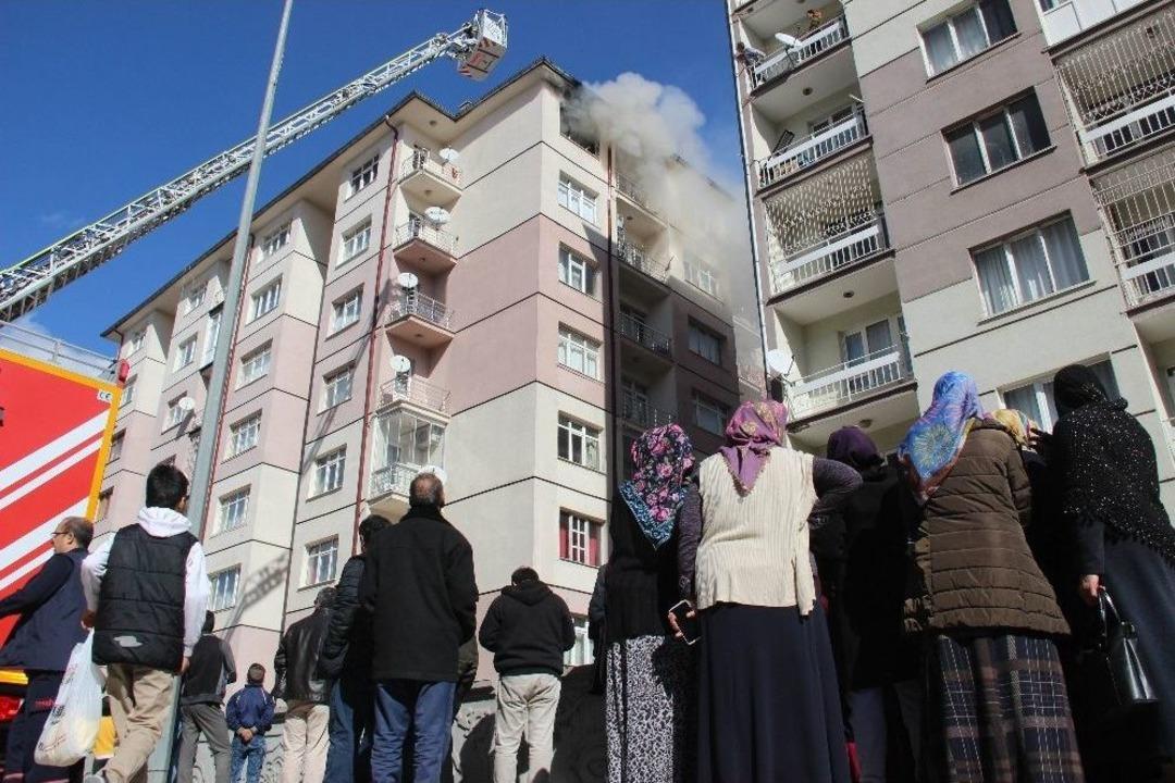 Kendisini Terk Eden Eşine Kızıp Evini Ateşe Verdi