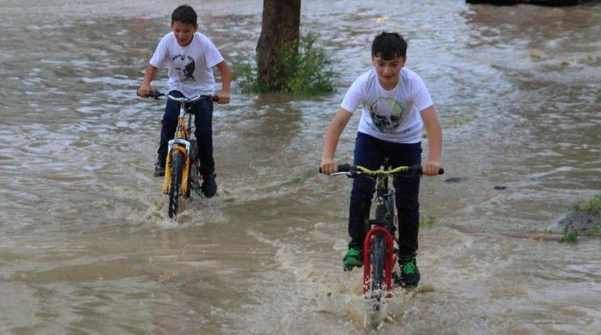 Sivas&rsquo;ta Cadde Ve Sokaklar G&ouml;le D&ouml;nd&uuml;