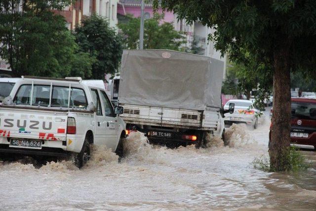 Sivas’ta Cadde Ve Sokaklar Göle Döndü