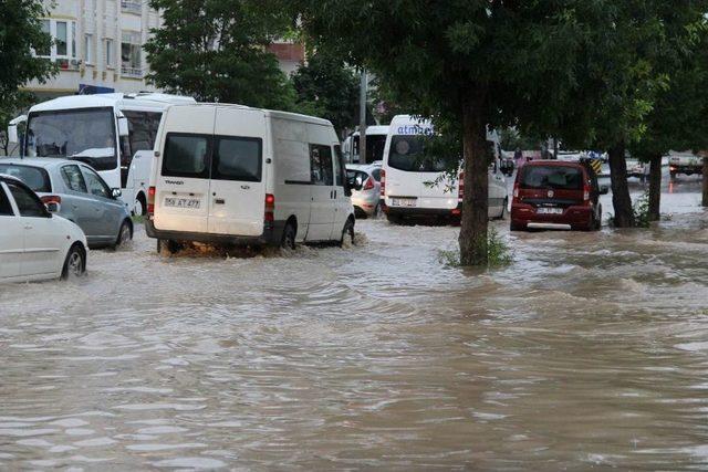 Sivas’ta Cadde Ve Sokaklar Göle Döndü