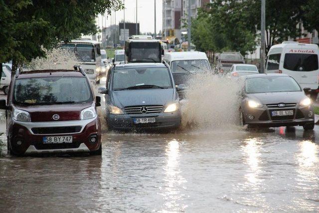 Sivas’ta Cadde Ve Sokaklar Göle Döndü