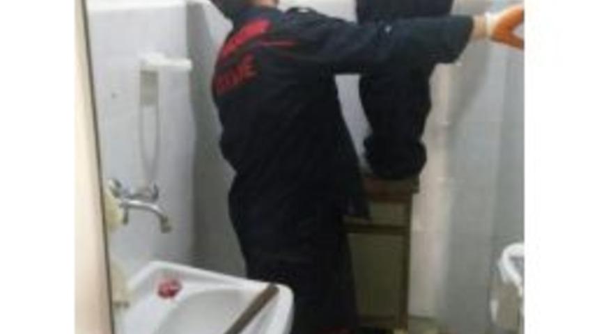 Havalandırma Boşluğuna D&uuml;şen Yavru Kediyi İtfaiye Erleri Kurtardı