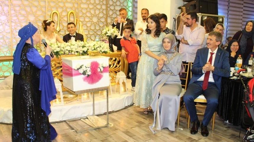 Kuyumcu Babadan Kızına Unutulmaz D&uuml;ğ&uuml;n Hediyesi