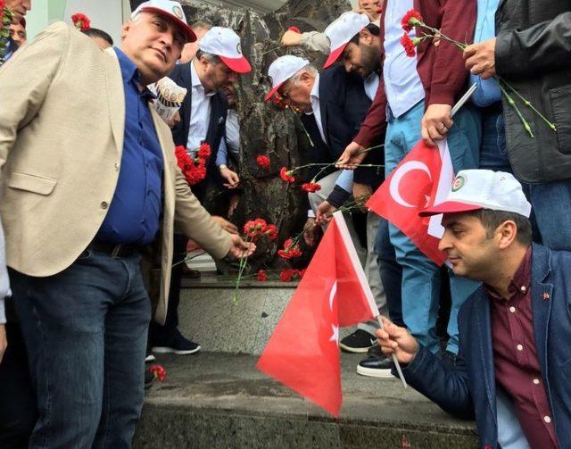 Hak-iş Sendikası Taksim’deki Cumhuriyet Anıtı’na Çelenk Bıraktı