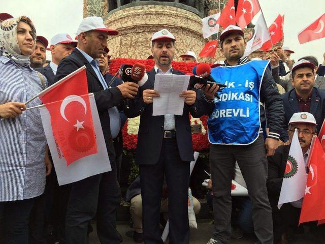 Hak-iş Sendikası Taksim’deki Cumhuriyet Anıtı’na Çelenk Bıraktı