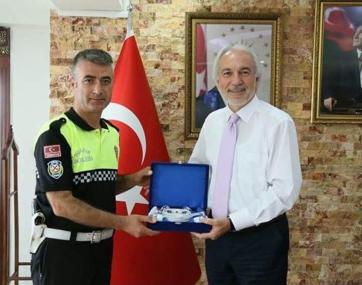 Başkan Kamil Saraçoğlu’ndan Fedakar Polislere Ödül G4