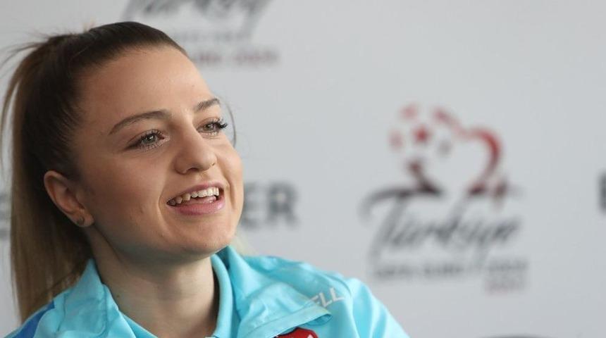 Melike Pekel: "kadın Futbolu Daha Samimi"