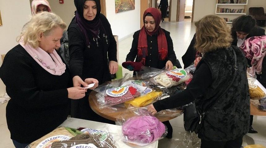 Tuzla Yaşlılar Merkezi&rsquo;ndeki Kadınlardan Bing&ouml;ll&uuml; &Ouml;ğrencilere Atkı, Bere, Eldiven