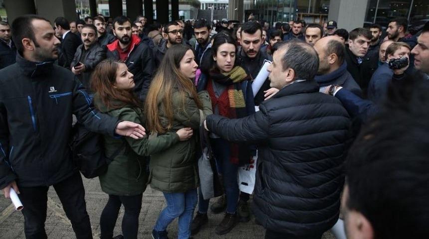 Belediye &Ouml;n&uuml;nde A&ccedil;ıklama Yapan Halkevi &Uuml;yelerine Tepki G&ouml;sterdiler