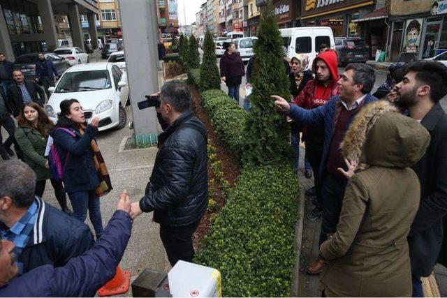 Belediye Önünde Açıklama Yapan Halkevi Üyelerine Tepki Gösterdiler