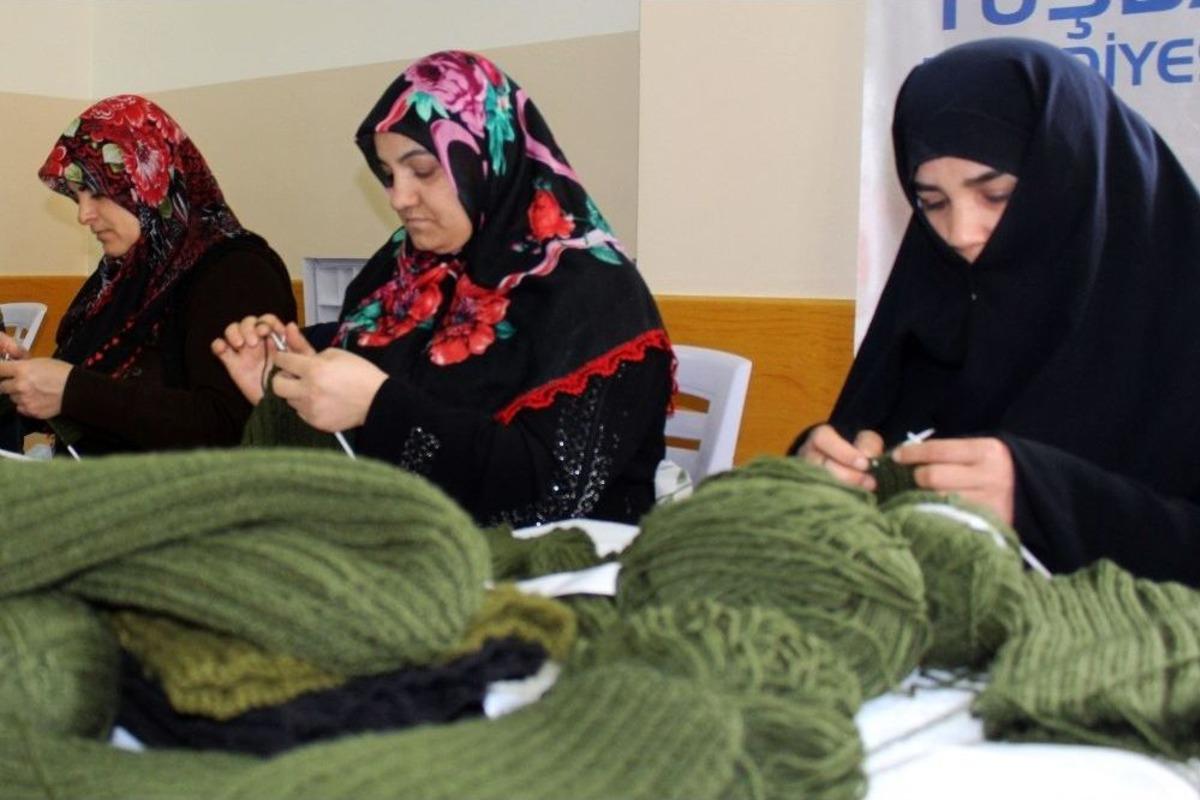 Vanlı Kadınlar Mehmet&ccedil;ik İ&ccedil;in Kolları Sıvadı