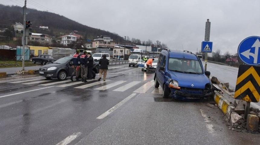 Hendek Sanayi Işıklarında Trafik Kazası: 4 Yaralı