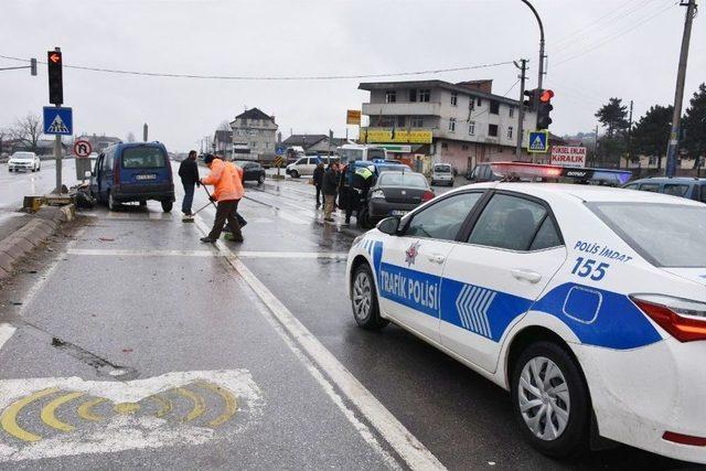 Hendek Sanayi Işıklarında Trafik Kazası: 4 Yaralı 1