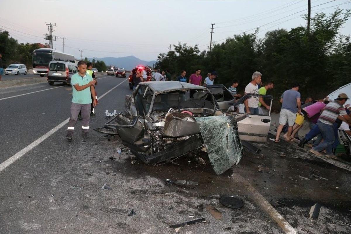 Ters Y&ouml;nde Giden Ticari Ara&ccedil; Otomobille &Ccedil;arpıştı: 2&rsquo;si Ağır 5 Yaralı