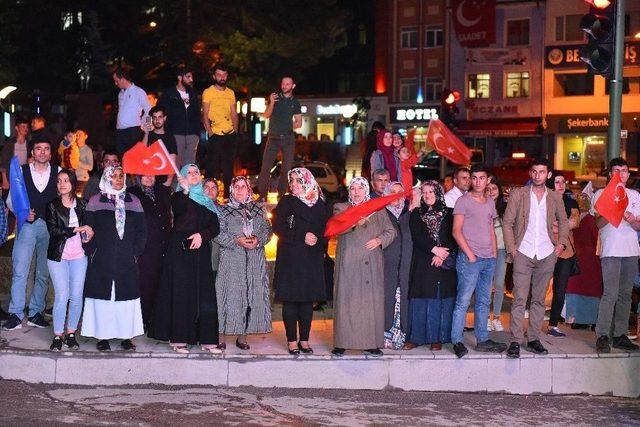 Tosya’da Kutlama Yapan Seçmenden Muharrem İnceye Süzme Yoğurt Benzetmesi