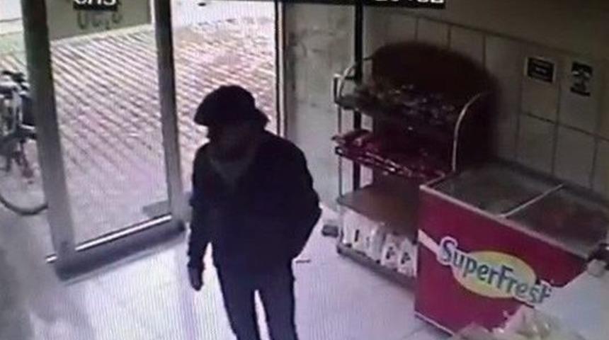 Cami Yardım Kutusunu &Ccedil;alan Hırsız Kameraya Takıldı