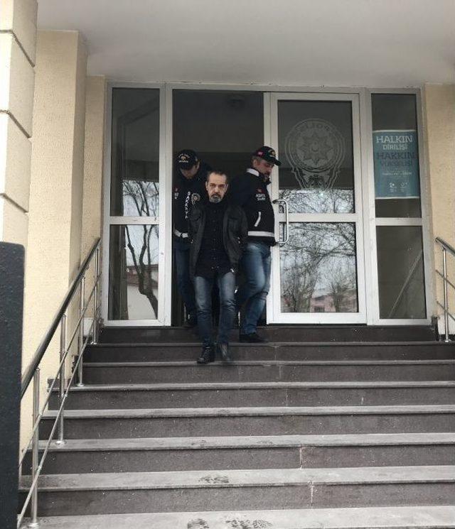 Cami Yardım Kutusunu Çalan Hırsız Kameraya Takıldı 1