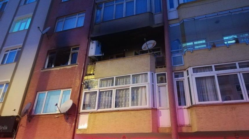 &Ccedil;akmakla Oynayan &Ccedil;ocuk Evi Yaktı... İtfaiye Ekiplerinin S&ouml;nd&uuml;rd&uuml;ğ&uuml; Yangında Ev Kullanılamaz Hale Geldi