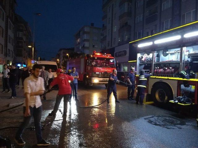 Çakmakla Oynayan Çocuk Evi Yaktı... İtfaiye Ekiplerinin Söndürdüğü Yangında Ev Kullanılamaz Hale Geldi