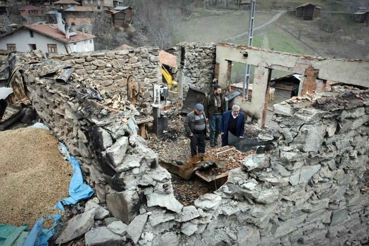 Tosya&rsquo;da Yangında Annesini Ve İş Yerini Alevlere Teslim Eden Vatandaş O Geceyi Anlattı