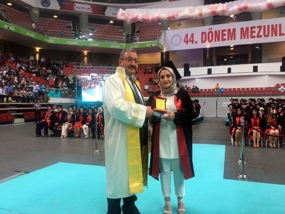Diplomasını Rekt&ouml;r Olan Babasının Elinden Aldı