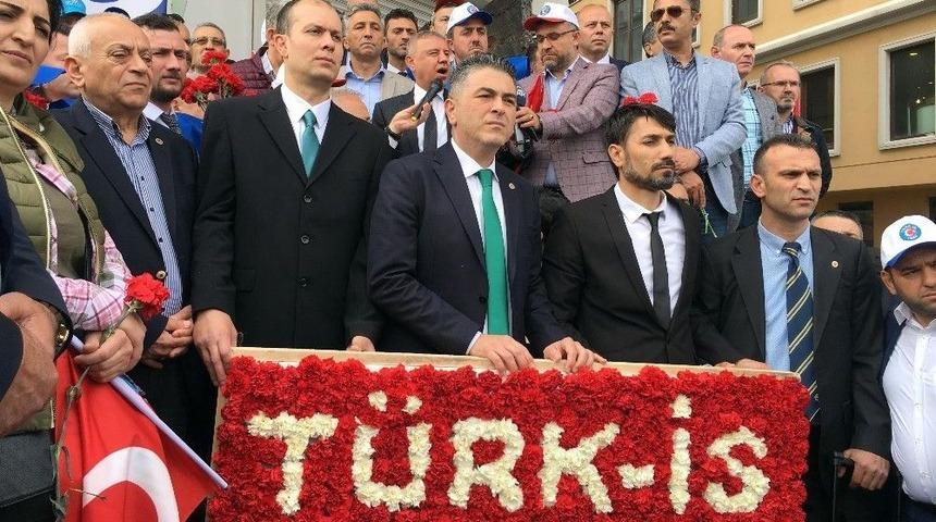 T&uuml;rk-iş Sendikası Taksim&rsquo;deki Cumhuriyet Anıtı&rsquo;na &Ccedil;elenk Bıraktı