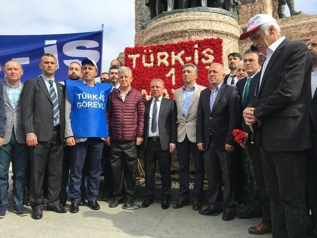 Türk-iş Sendikası Taksim’deki Cumhuriyet Anıtı’na Çelenk Bıraktı