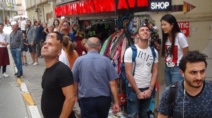 (&ouml;zel) Beyoğlu&rsquo;nda Bir Binada Mahsur Kalan Yavru Martı İtfaiye Tarafından Kurtarıldı