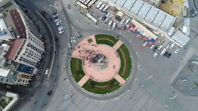 Taksim Meydana Sendikaların Çelenk Bırakması Havadan Görüntülendi