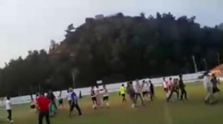 Taraftarlar Bı&ccedil;ak Sopalarla Futbolculara Saldırdı