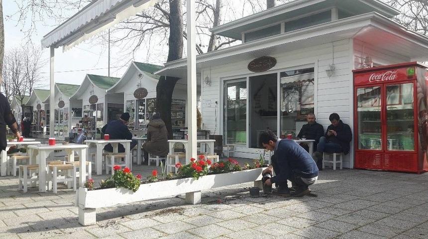 &Ouml;ğrenciler Sanat Sokağı&rsquo;nı &Ccedil;i&ccedil;eklerle Donattı