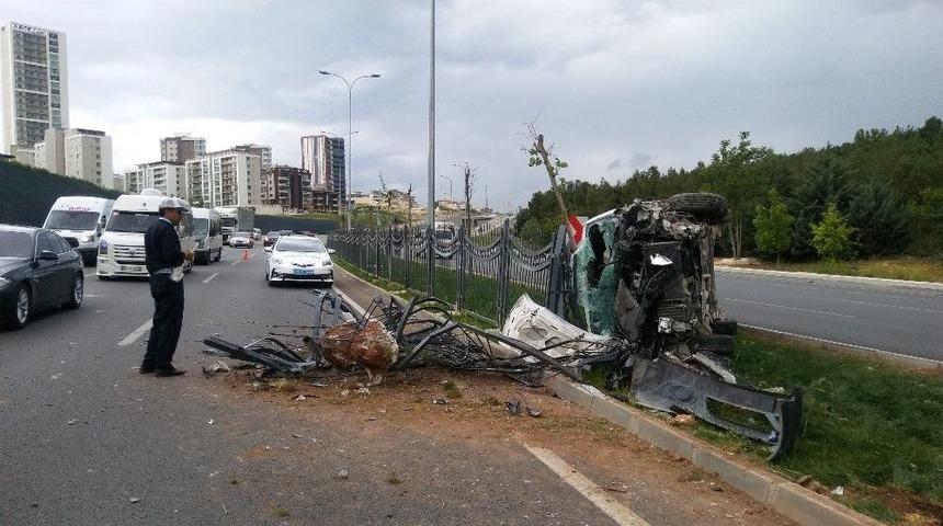Kontrolden &Ccedil;ıkan Ara&ccedil; Bariyerlere &Ccedil;arpıp Ref&uuml;je &Ccedil;ıktı: 1 Yaralı