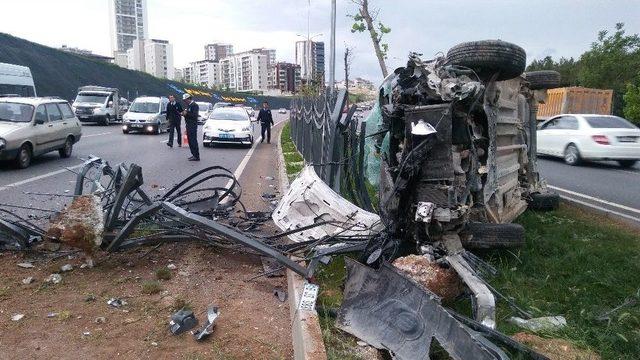 Kontrolden Çıkan Araç Bariyerlere Çarpıp Refüje Çıktı: 1 Yaralı