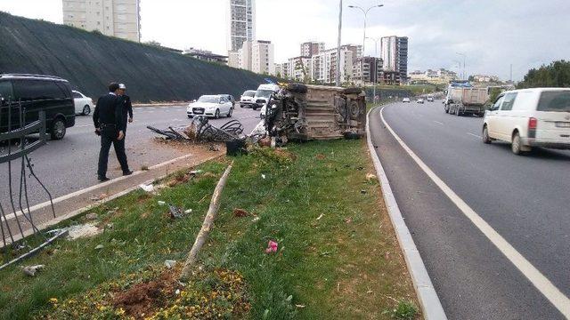 Kontrolden Çıkan Araç Bariyerlere Çarpıp Refüje Çıktı: 1 Yaralı