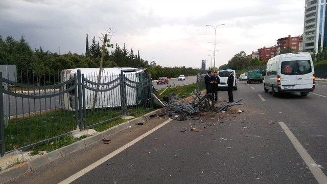 Kontrolden Çıkan Araç Bariyerlere Çarpıp Refüje Çıktı: 1 Yaralı