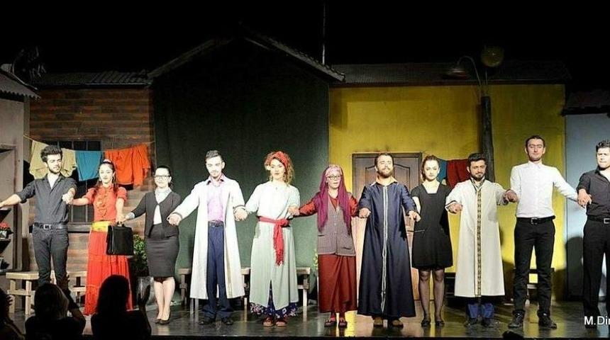 Sui Generis Tiyatro Grubu &rsquo;şenlik &Ccedil;ıkmazı&rsquo; İle Ayvalık&rsquo;ta