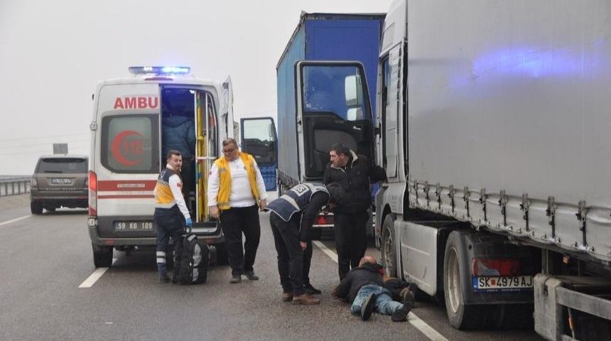 Tır Arıza Yapınca Ka&ccedil;ak G&ouml;&ccedil;menler Yakayı Ele Verdi