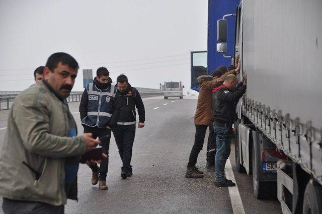 Tır Arıza Yapınca Ka&ccedil;ak G&ouml;&ccedil;menler Yakayı Ele Verdi 2