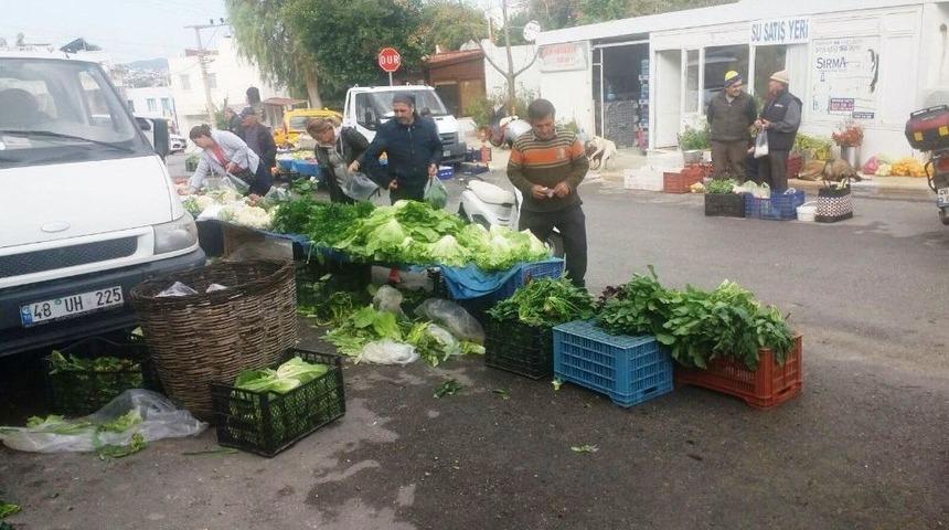 Semt Pazarının Ortasında Kanalizasyon Patladı