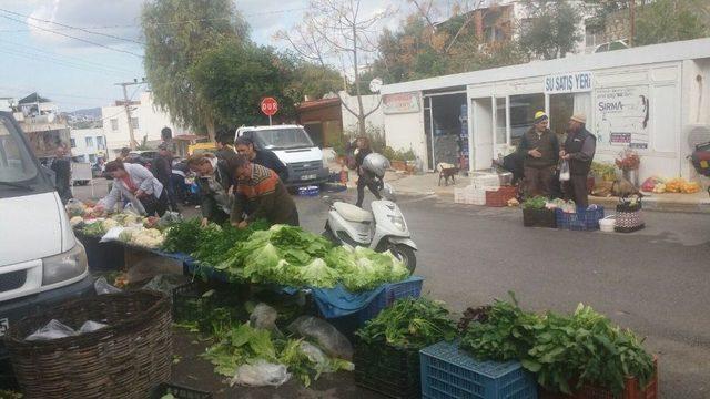 Semt Pazarının Ortasında Kanalizasyon Patladı