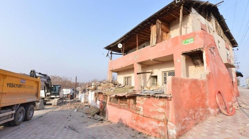 Yeşilyurt&rsquo;ta 178 Metruk Bina Yıkıldı