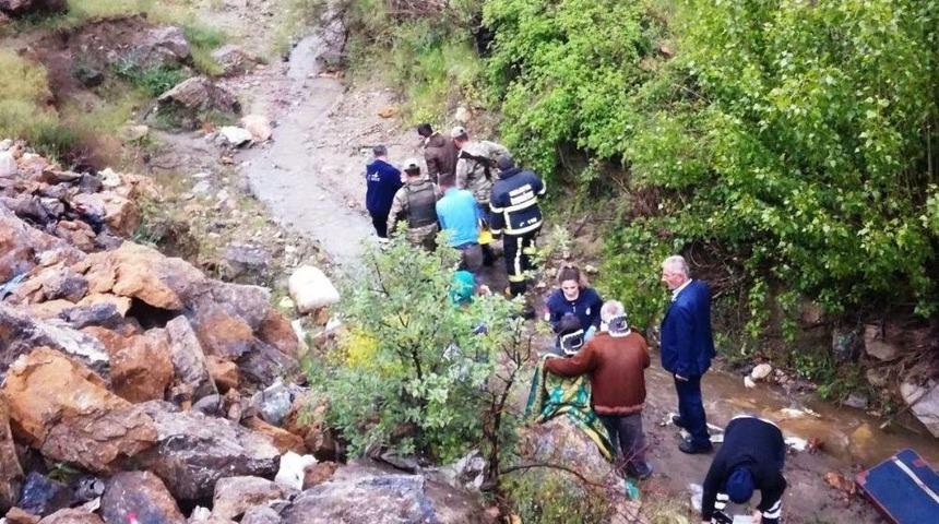 Otomobil Dereye U&ccedil;tu: 1 &Ouml;l&uuml; 2 Yaralı