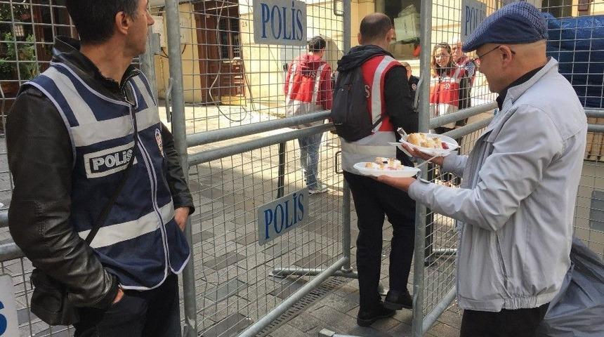 (&ouml;zel) İstiklal Caddesi&rsquo;nde Esnaftan Pastalı 1 Mayıs Kutlaması