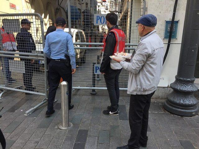 (özel) İstiklal Caddesi’nde Esnaftan Pastalı 1 Mayıs Kutlaması