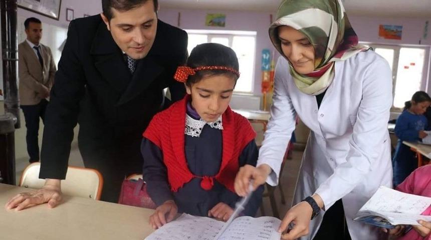 Kaymakam Erat, Uzun&ouml;z K&ouml;y&uuml;nde İncelemelerde Bulundu