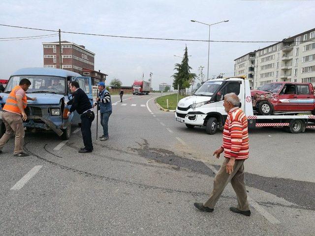 Ordu’da Pikapla Minibüs Çarpıştı: 2 Yaralı